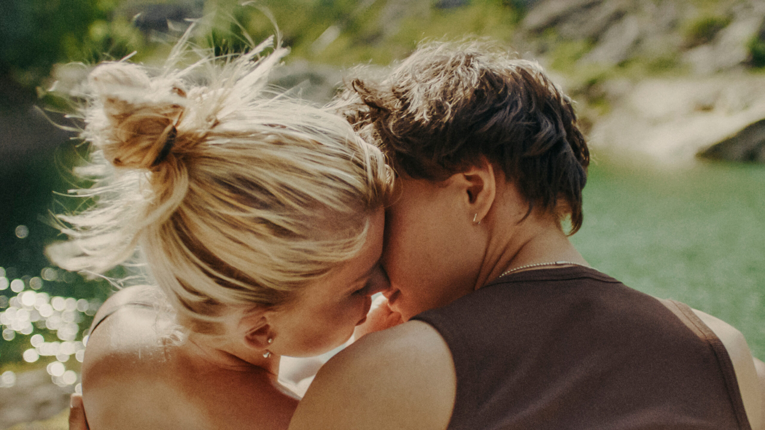 Toni (Luna Jordan) und Anna (Renée Gerschke) küssen sich am See. Run Me Wild von Catharina Lott